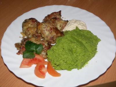 Baconos csirkemáj, zöldborsó főzelékkel