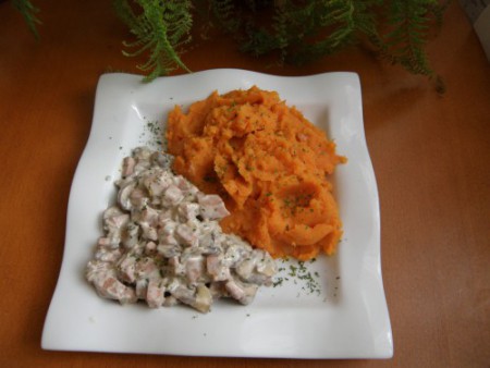 Paprikás burgonyapüré gombapörkölttel.